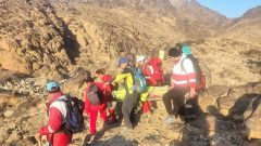 امدادرسانی نجاتگران هلال احمر کاشمر به ۲ مصدوم سقوط کرده از ارتفاعات