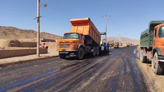 آسفالت معابر اصلی روستای محروم گندم بر شهرستان کاشمر آغاز شد